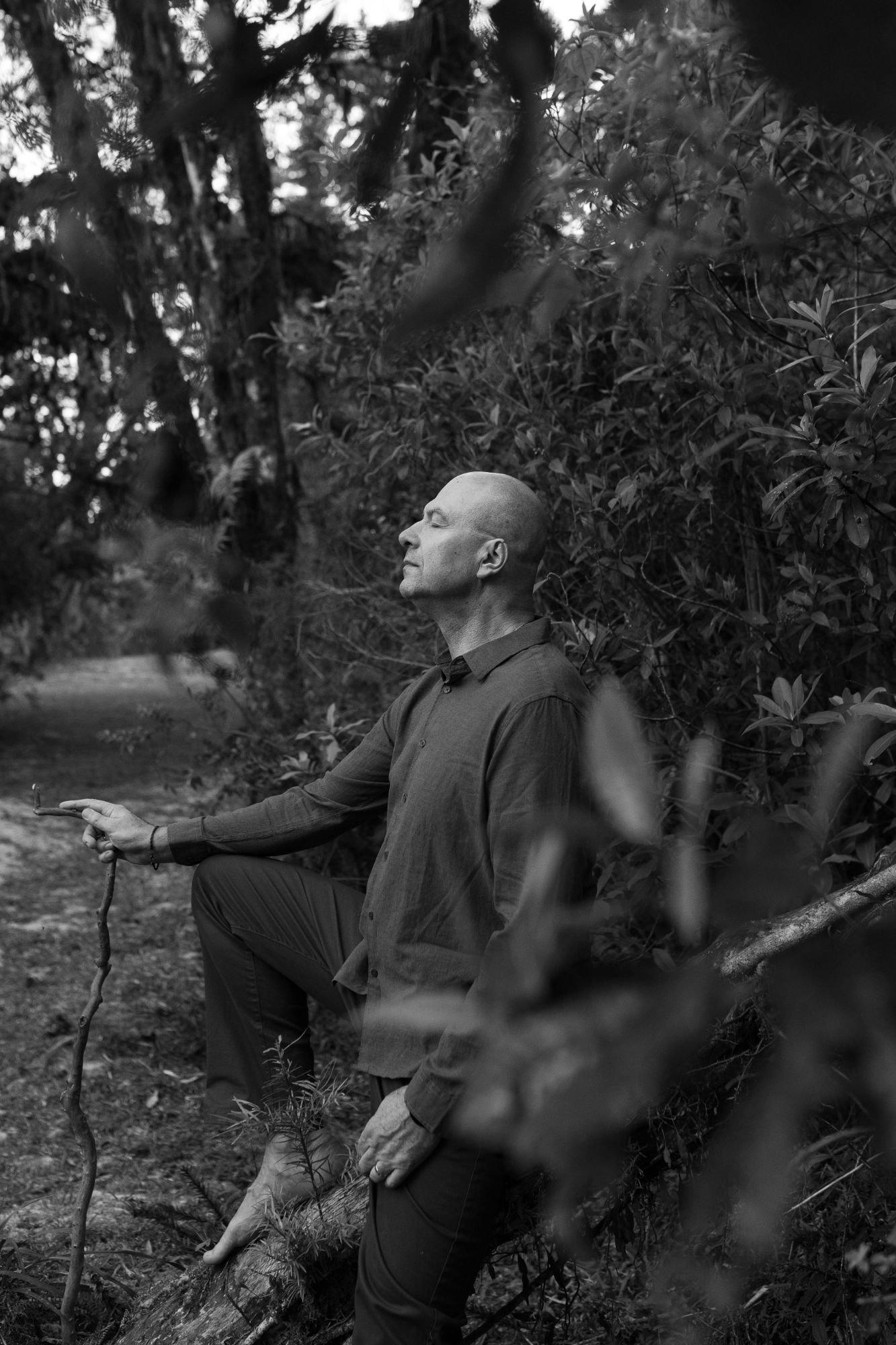 Ivan Pinto de olhos fechados na mata, em preto e branco