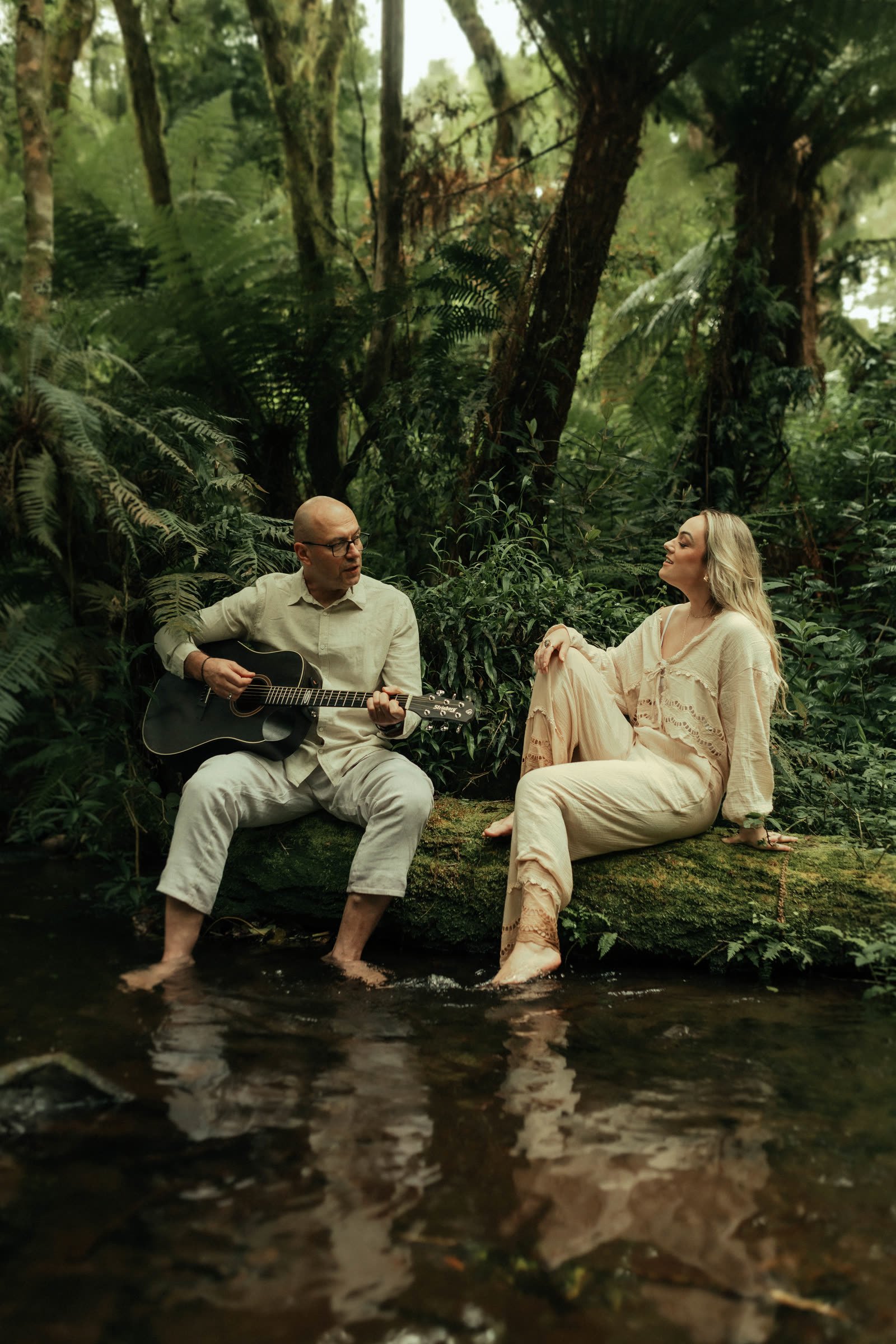 Ivan e Ana em uma floresta de mata atlântica, junto a um riacho