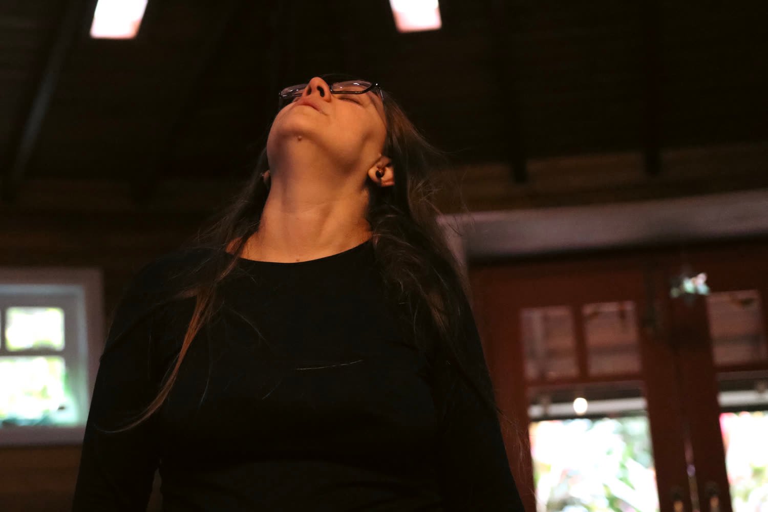 Mulher em movimento de olhos fechados